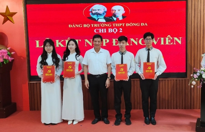 Quận ủy Đống Đa kết nạp Đảng 4 học sinh lớp 12