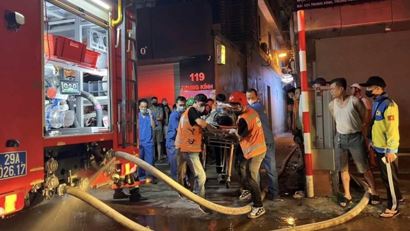 Quận Cầu Giấy hỗ trợ tiền mặt cho nạn nhân và thân nhân vụ cháy ở Trung Kính