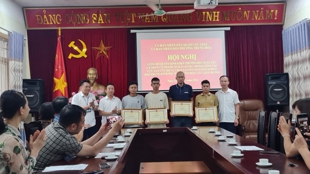 Khen thưởng đột xuất 4 cá nhân cứu người trong vụ cháy ở Trung Kính