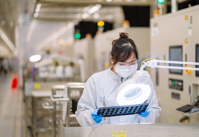 Lao động làm việc tại nhà máy lắp ráp và thử nghiệm vi mạch điện tử của Công ty TNHH Intel Products Việt Nam. Ảnh IT