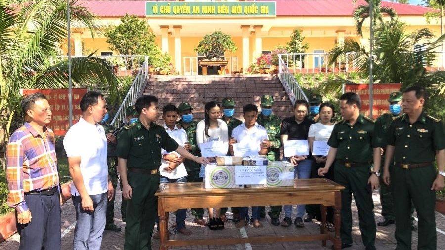 Bắt 5 đối tượng vận chuyển thuê 100 bánh ma túy từ Lào về Việt Nam