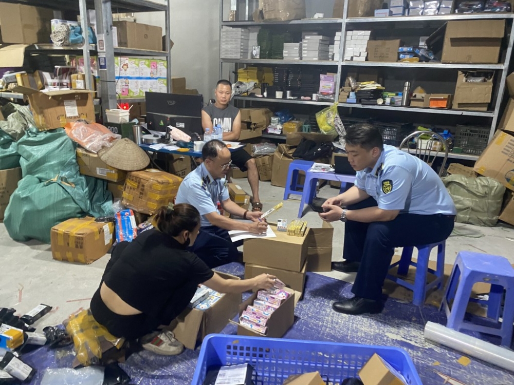 Lực lượng QLTT Hà Nội phát hiện và thu giữ hàng nghìn sản phẩm bút bi giả nhãn hiệu Thiên Long bán trên sàn thương mại điện tử Shopee (ảnh: Quyên Lưu)