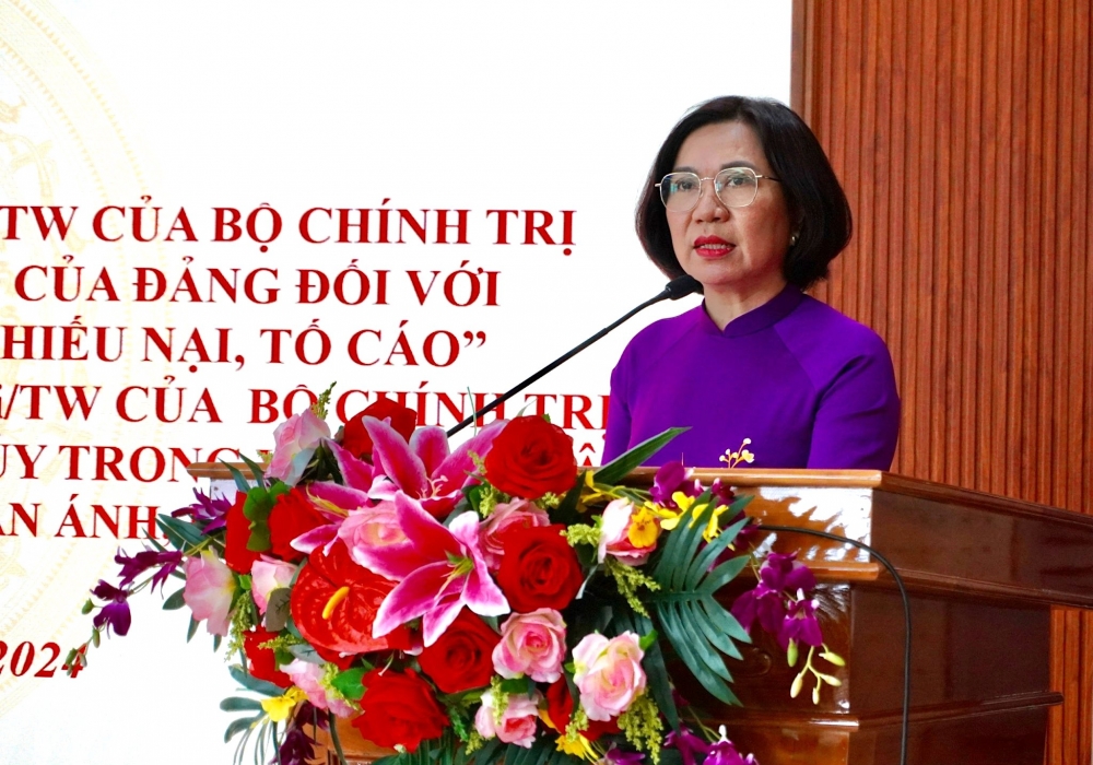 Bí thư Quận ủy, Chủ tịch HĐND quận Tây Hồ Lê Thị Thu Hằng phát biểu tại hội nghị