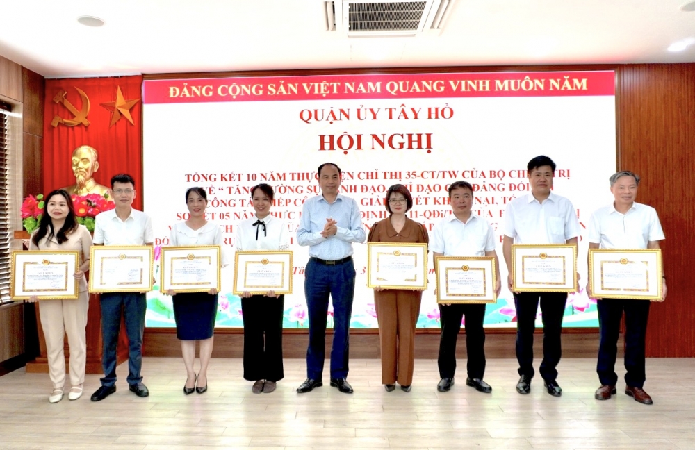 Phó Bí thư Quận ủy, Chủ tịch UBND quận Tây Hồ Nguyễn Đình Khuyến trao khen thưởng cho các cá nhân có thành tích xuất sắc