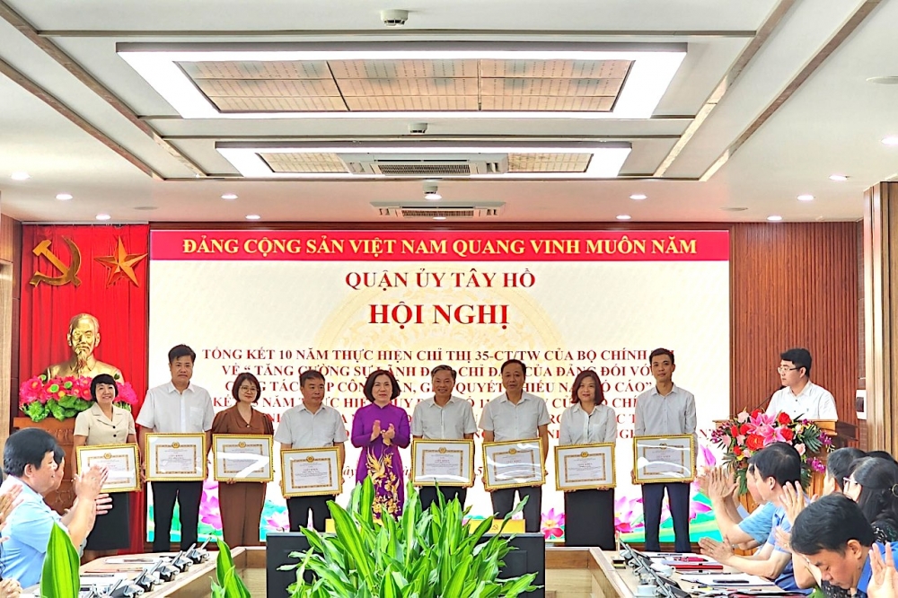 Bí thư Quận ủy, Chủ tịch HĐND quận Tây Hồ Lê Thị Thu Hằng trao khen thưởng cho các tập thể có thành tích xuất sắc trong thực hiện Chỉ thị số 35 và Quy định số 11 của Bộ Chính trị