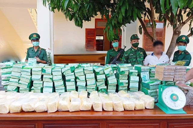 Lúc 11h20 ngày 26/5, tại khu vực Cửa khẩu quốc tế Nam Giang, lực lượng chức năng tỉnh Quảng Nam bắt giữ 8 đối tượng vận chuyển ma túy từ Lào về Việt Nam. Ảnh nguồn Bộ đội biên phòng tỉnh Quảng Nam