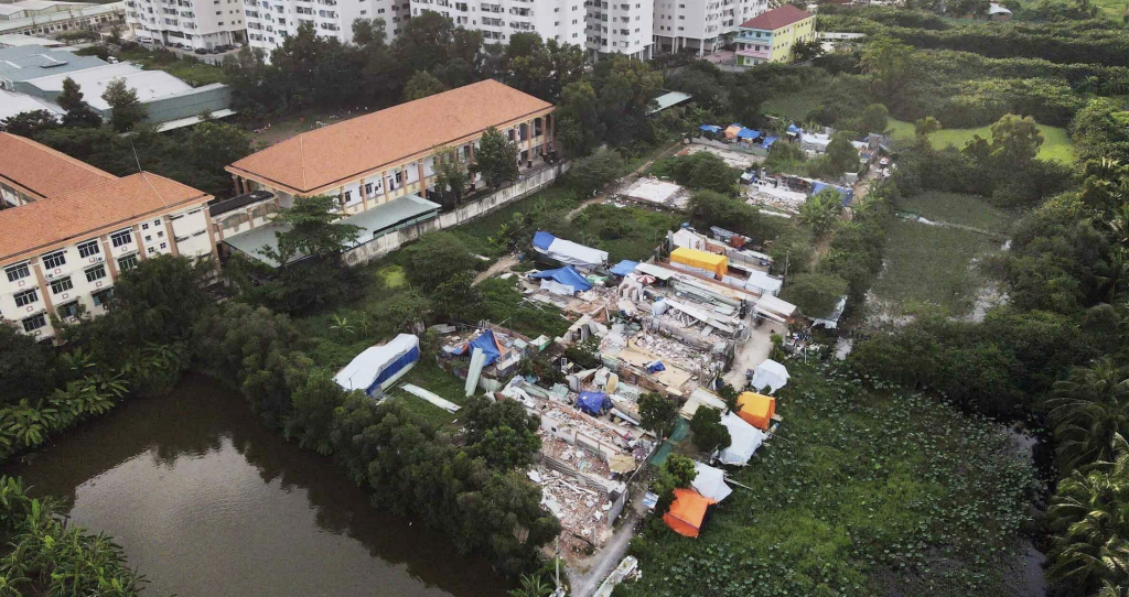 Sau trường THPT Bình Tân, trong hẻm đường Hồ Văn Long, 21 căn nhà kiên cố vừa bị chính quyền cưỡng chế tháo dỡ để trả lại hiện trạng đất nông nghiệp (ảnh VNE minh hoạ)