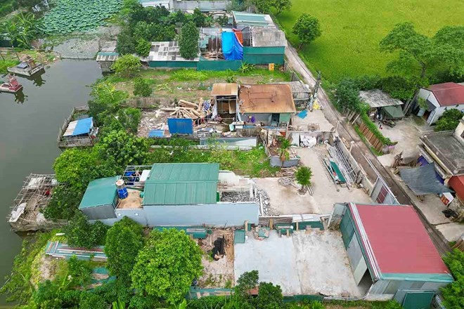 Những công trình nhà tạm, lều lán vi phạm xây dựng trên đất nông nghiệp ở xứ đồng Láng (xã Tân Dân, Phú Xuyên, Hà Nội). Ảnh: Hữu Chánh