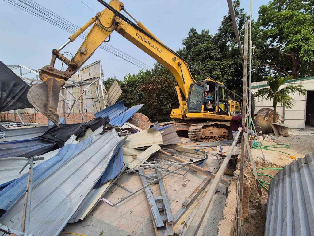 Phá dỡ công trình xây dựng trên đất nông nghiệp ở Hoài Đức hồi đầu tháng 4/2025