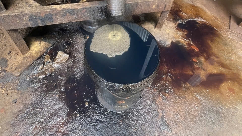 Hà Nội: Khởi tố vụ án xả dầu thải tái chế ở huyện Gia Lâm