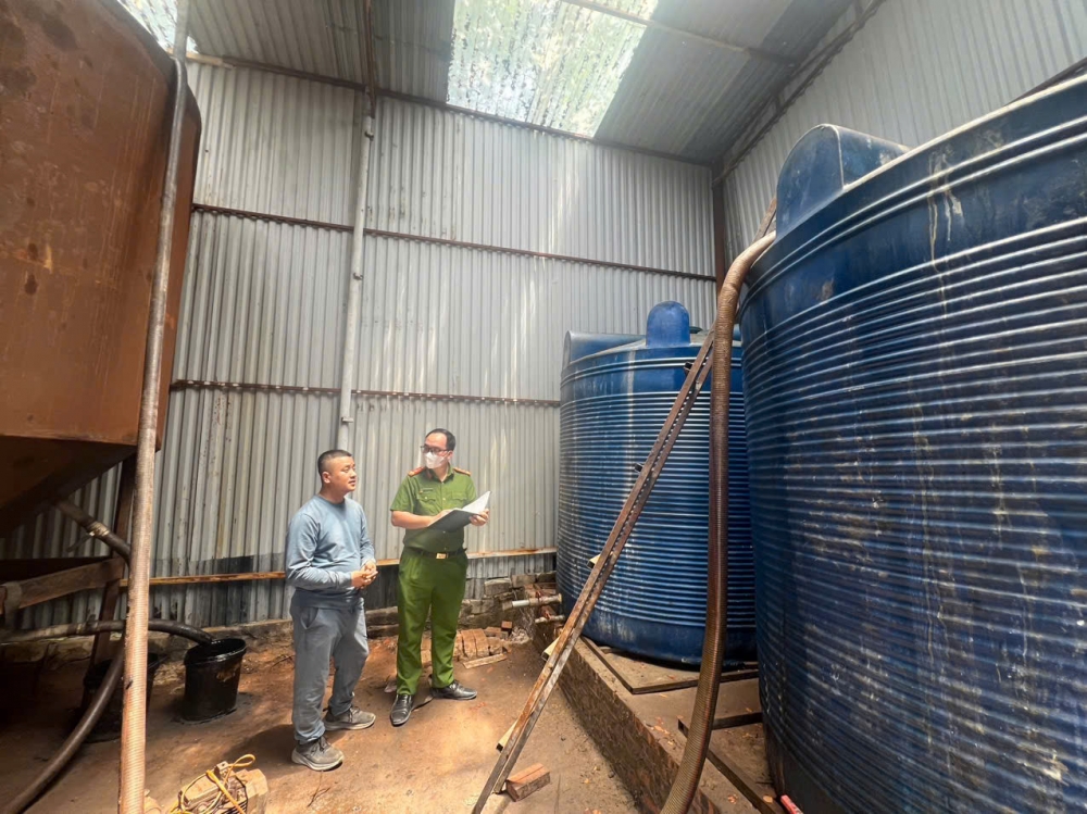 Cơ quan công an khám nghiệm hiện trường bên trong xưởng tái chế dầu thải Cơ quan công an khám nghiệm hiện trường bên trong xưởng tái chế dầu thải