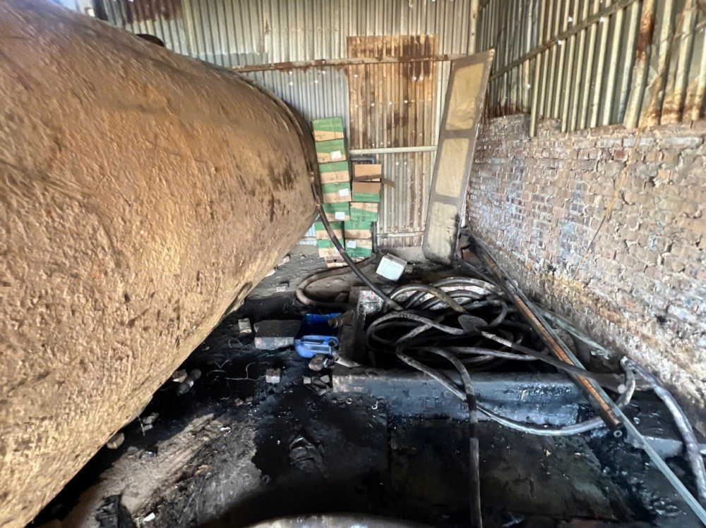 Bằng cách làm thô sơ, Giang đã biến dầu thải tái chế quay vòng Bằng cách làm thô sơ, Giang đã biến dầu thải tái chế quay vòng