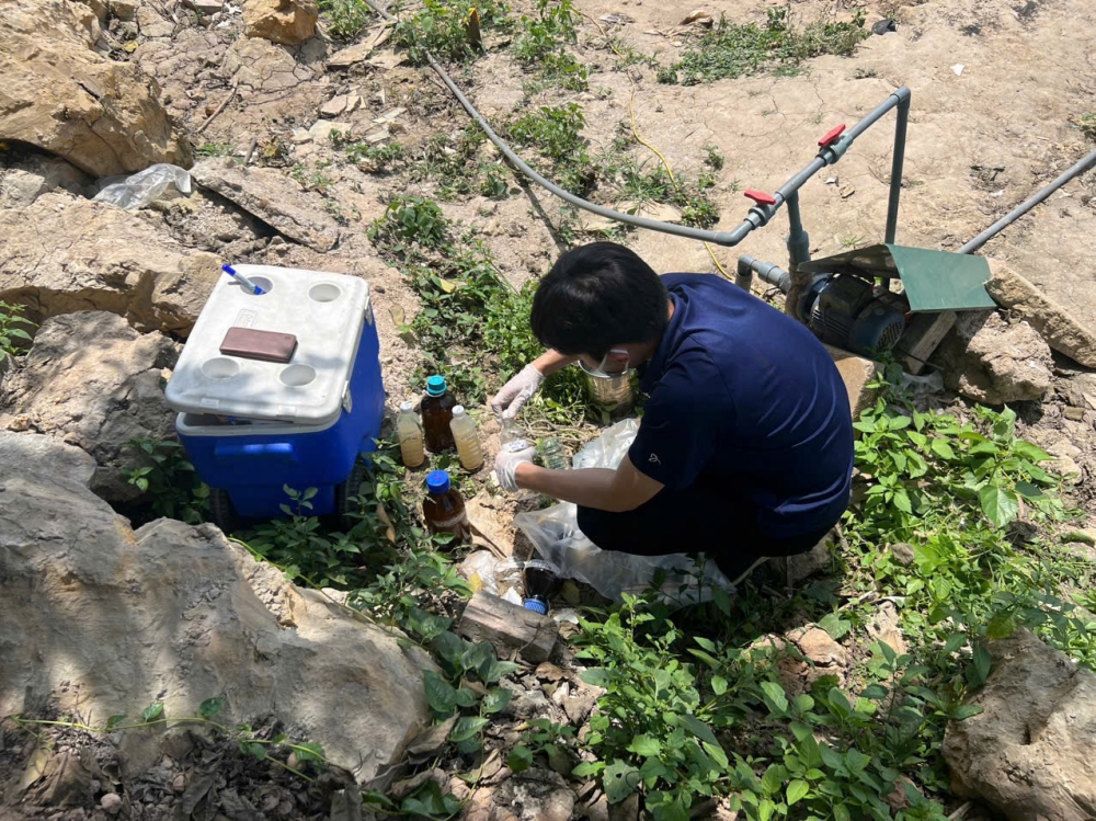 Lấy mẫu phân tích chất thải Lấy mẫu phân tích chất thải