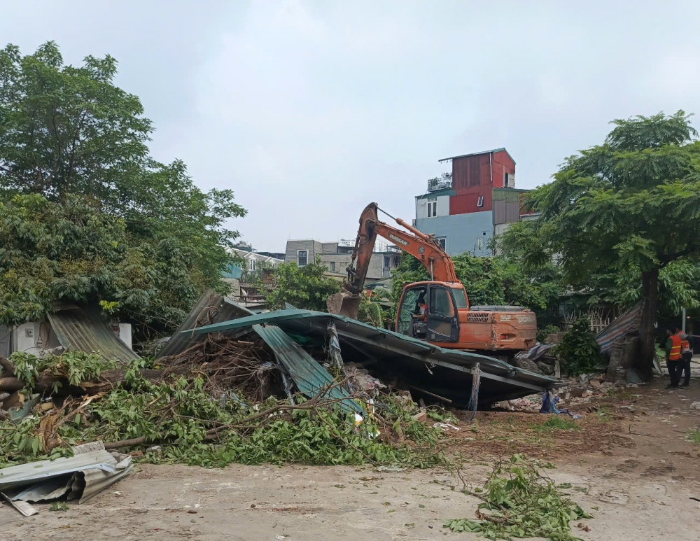Việc phá dỡ được tiến hành khẩn trương