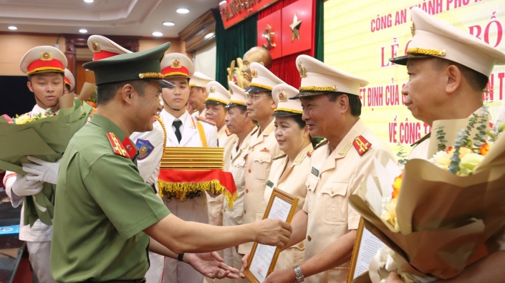 Công an Hà Nội: 30 lãnh đạo, chỉ huy cấp phòng nhận quyết định nghỉ hưu trước tuổi