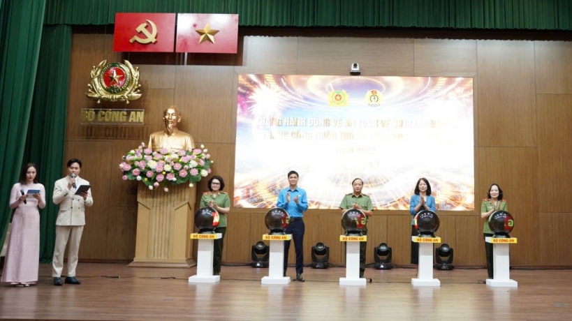 Trao mái ấm cho đoàn viên Công đoàn Công an Nhân dân