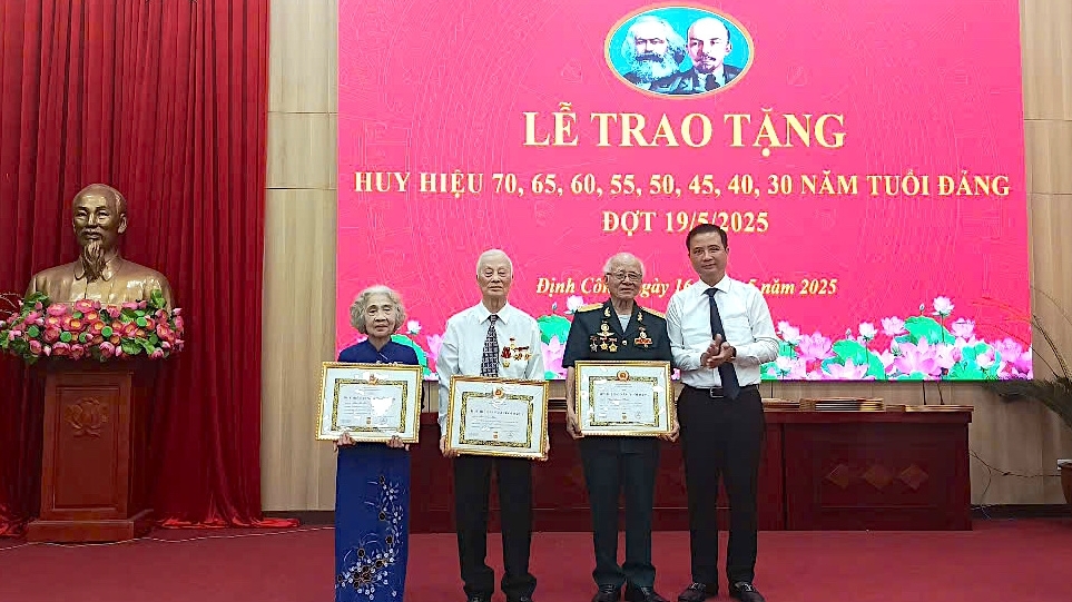 431 đảng viên quận Hoàng Mai nhận Huy hiệu Đảng đợt 19/5