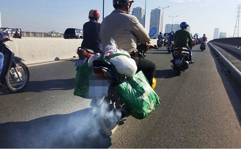 Dễ dàng nhìn thấy khói thải từ các xe máy cũ trên đường phố Hà Nội (ảnh minh hoạ)