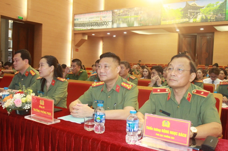 Thiếu tướng Đặng Ngọc Bách và các đại biểu dự diễn đàn.