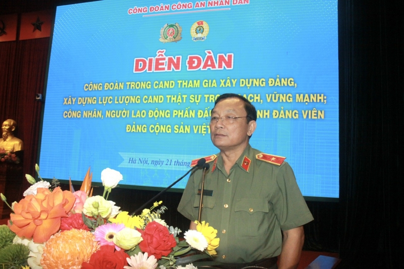 Thiếu tướng Đặng Ngọc Bách phát biểu chỉ đạo tại diễn đàn.