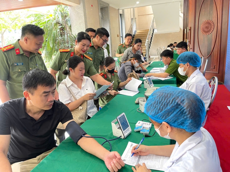 Các đoàn viên công đoàn CAND được khám bệnh miễn phí trong khuôn khổ diễn đàn