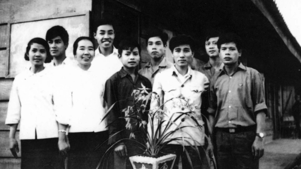 Tình yêu lứa đôi hòa chung lý tưởng của tuổi trẻ