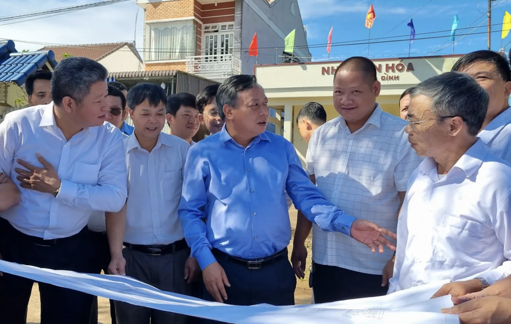 Phó Bí thư Thành ủy Nguyễn Văn Phong thị sát dự án tôn tạo, nâng cấp di tích Hồ Tròn.