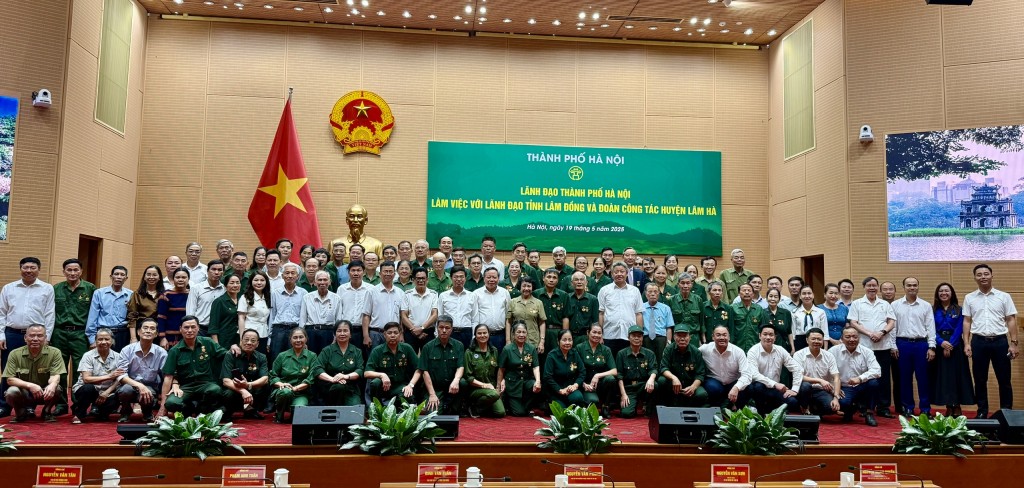 Lãnh đạo TP Hà Nội, lãnh đạo tỉnh Lâm Đồng và Đoàn công tác huyện Lâm Hà chụp ảnh lưu niệm với các đại biểu