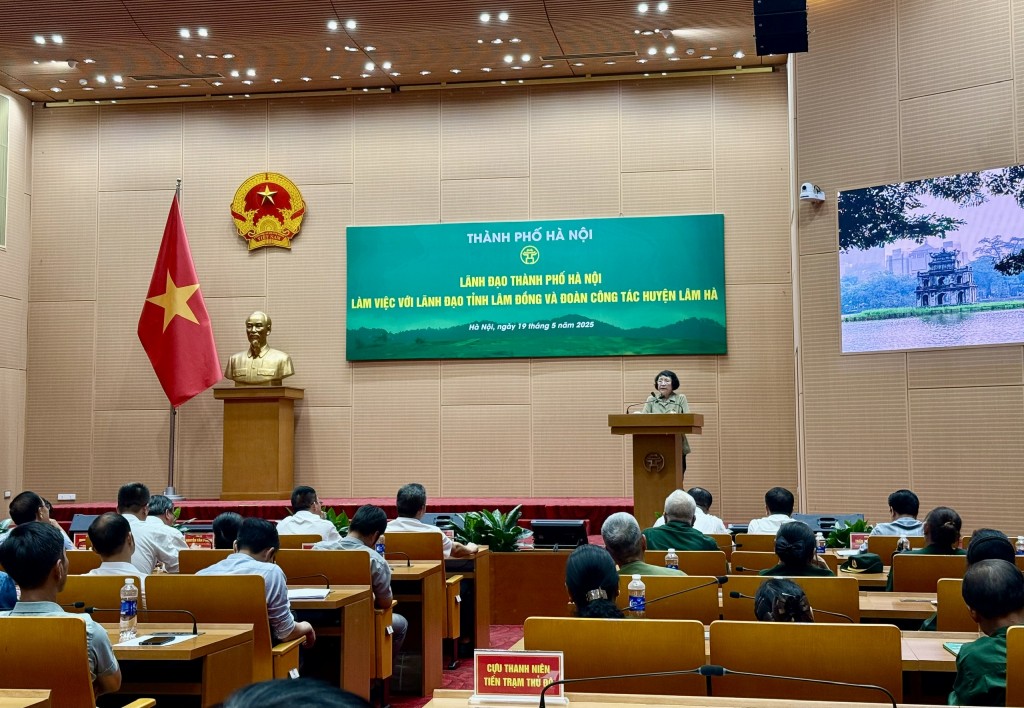 Bà Nguyễn Thị Mão chia sẻ tại buổi làm việc