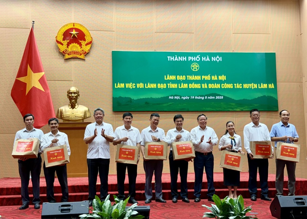 Lãnh dạo TP Hà Nội gửi tặng tình cảm của Thủ đô Hà Nội đến đoàn lãnh đạo tỉnh Lâm Đồng và đoàn công tác huyện Lâm Hà