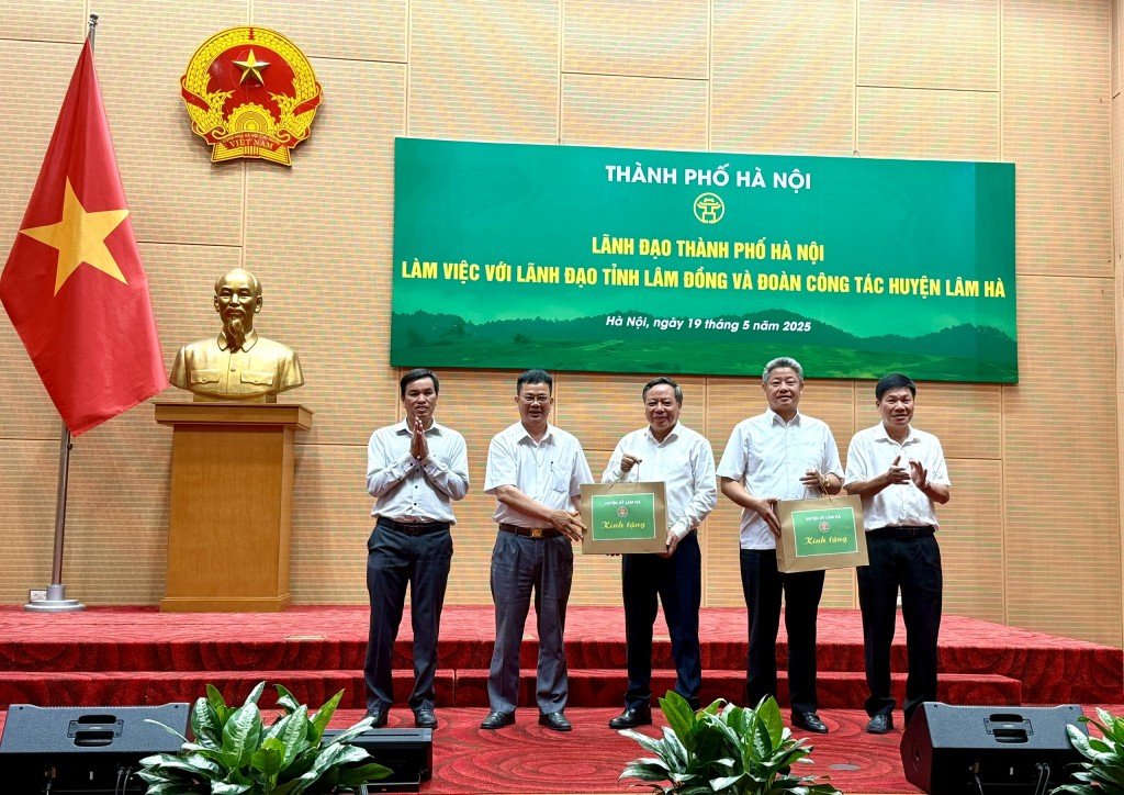 Lãnh đạo TP Hà Nội đón nhận tình cảm của đoàn lãnh đạo tỉnh Lâm Đồng và đoàn công tác huyện Lâm Hà