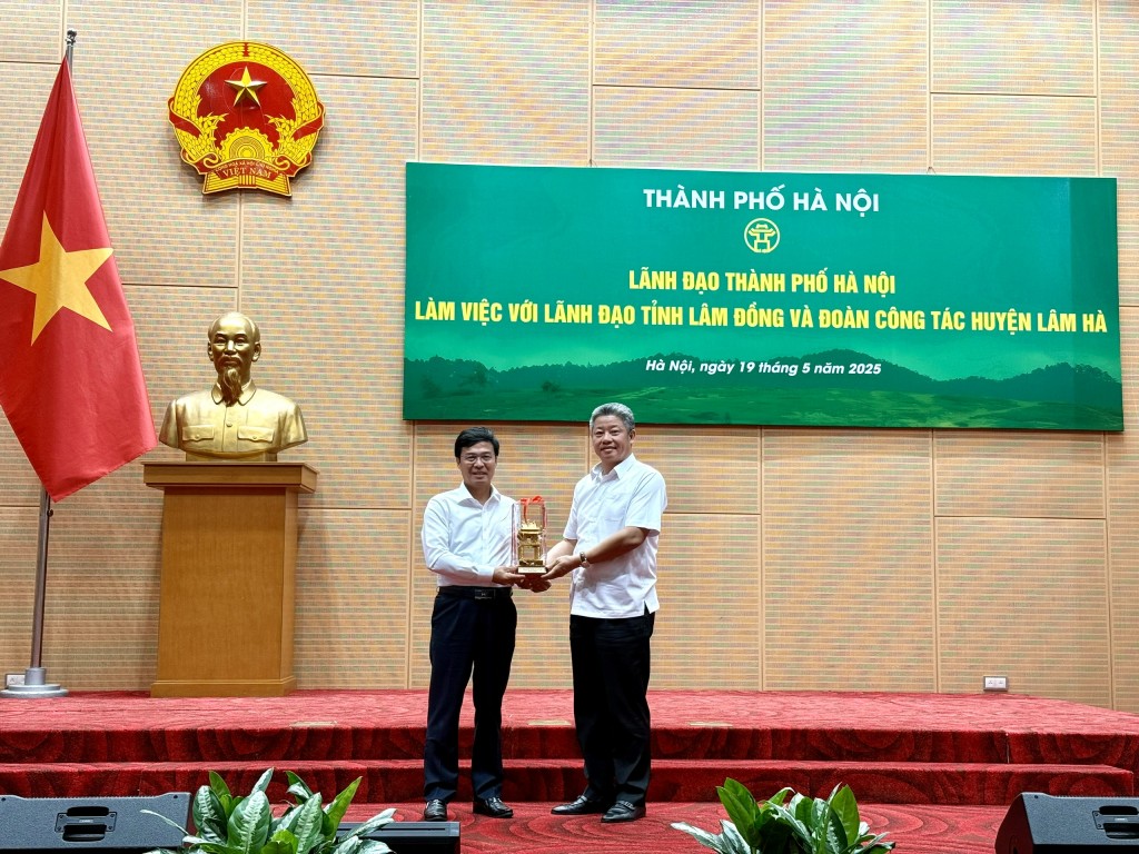 Lãnh đạo TP Hà Nội trao tặng biểu trưng cho lãnh đạo tỉnh Lâm Đồng