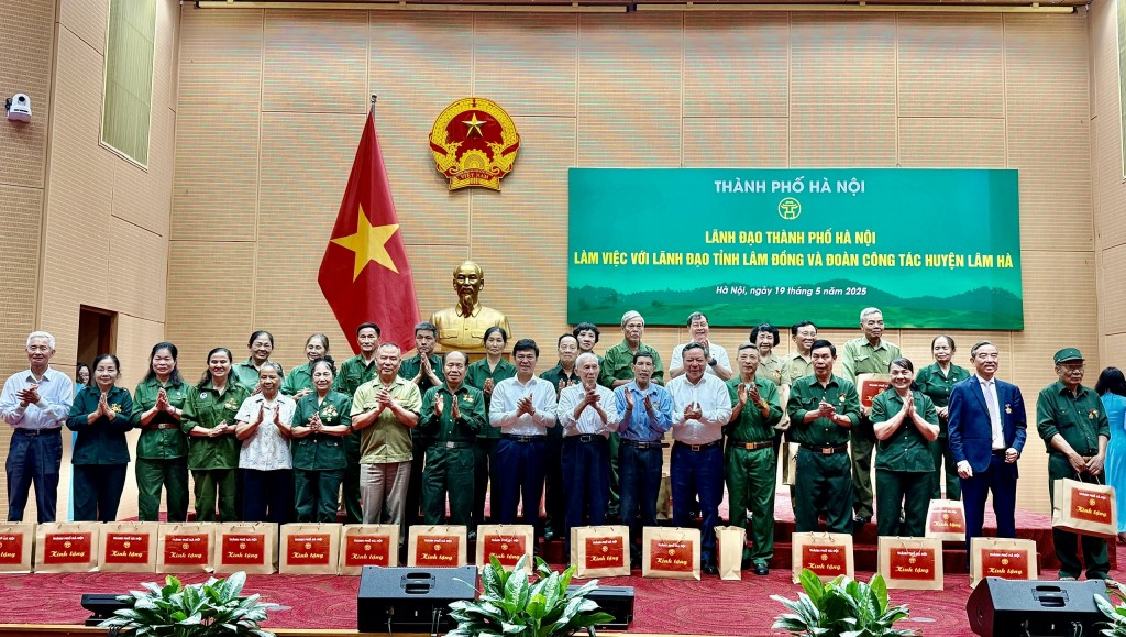 Lãnh đạo TP Hà Nội tặng quà tới đại diện lực lượng tiền trạm xây dựng vùng kinh tế mới tại Lâm Đồng