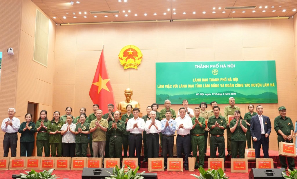 Đồng chí Nguyễn Văn Phong, Phó Bí thư Thường trực Thành uỷ Hà Nội tặng quà cho các thanh niên tiền trạm Lâm Hà - Lâm Đồng