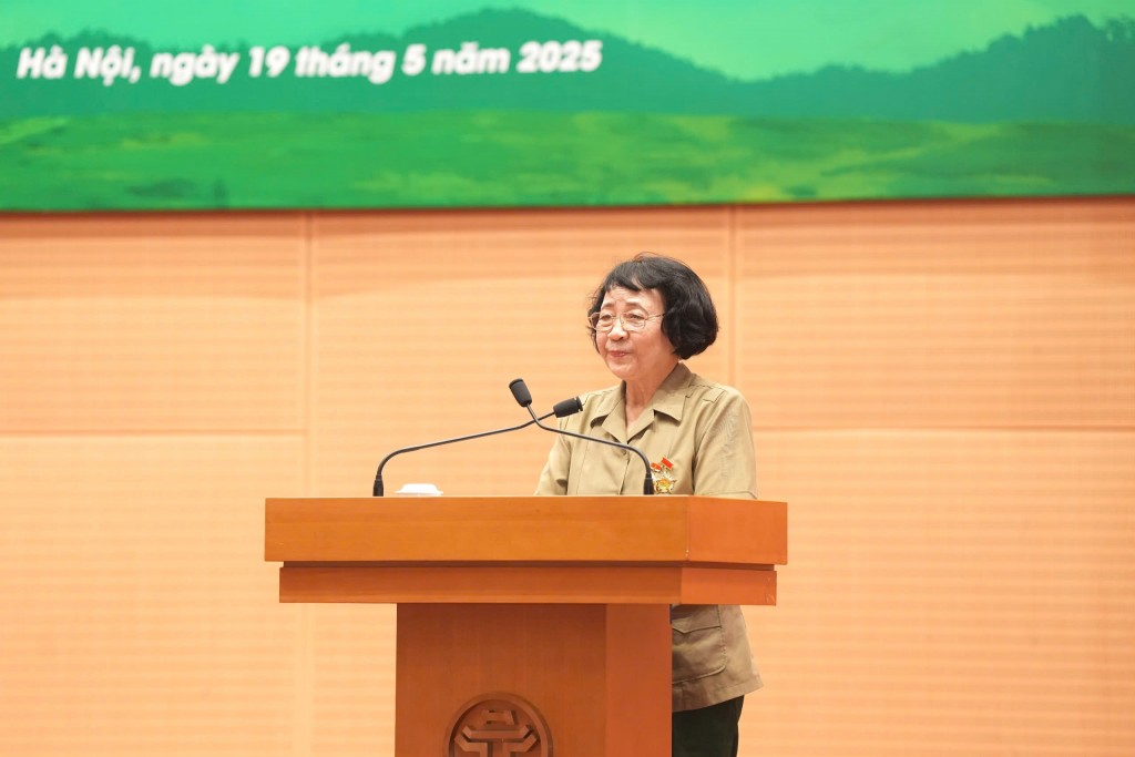 Cô Nguyễn Thị Mão chia sẻ cảm xúc trong buổi làm việc giữa lãnh đạo Hà Nội, lãnh đạo tỉnh Lâm Đồng và đoàn công tác của huyện Lâm Hà