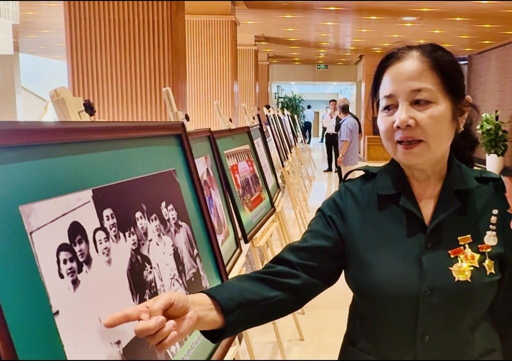 Cô Hà - cựu thanh niên tiền trạm Lâm Hà (Lâm Đồng) giới thiệu về cô Mão trong bức ảnh năm xưa