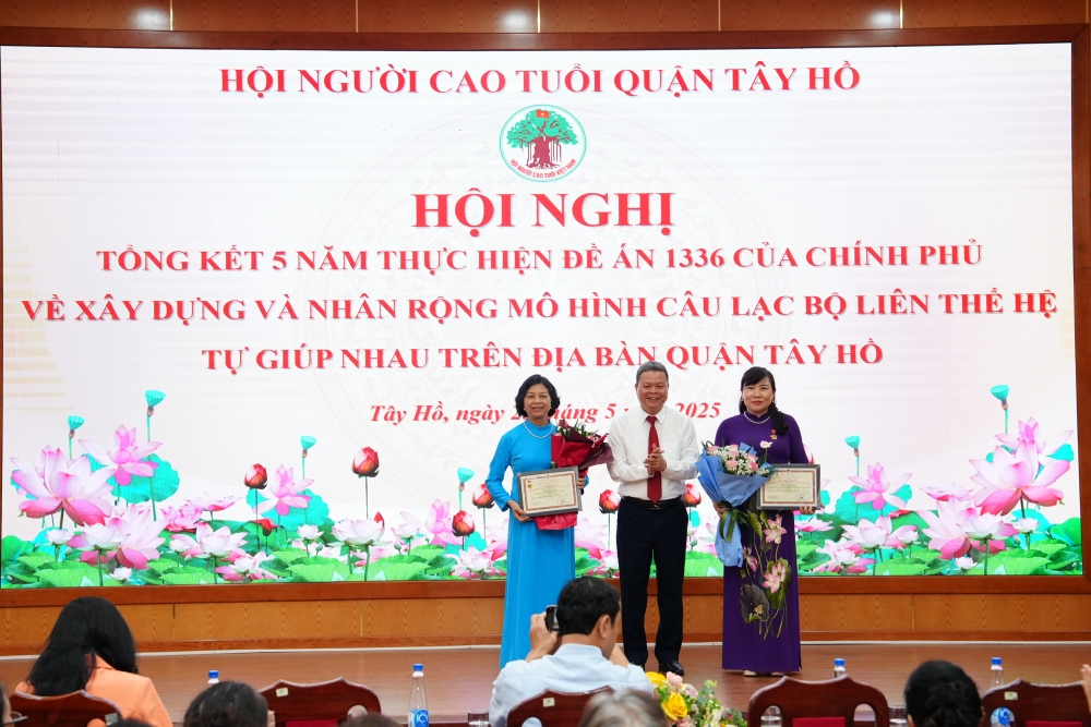 Tấm gương người cao tuổi Tây Hồ trong thời đại số