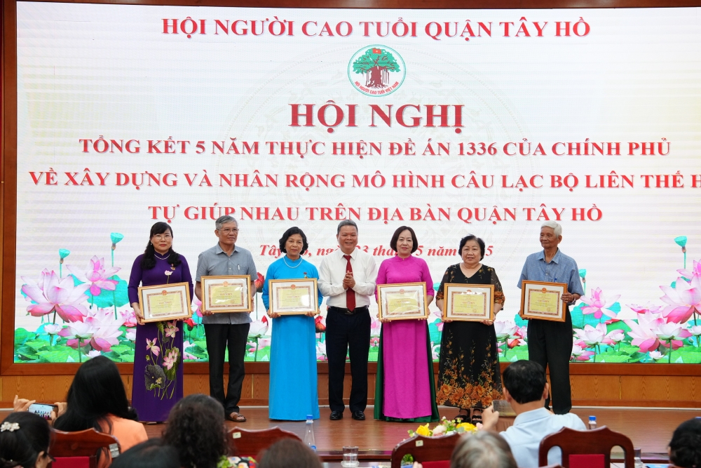 Tấm gương người cao tuổi Tây Hồ trong thời đại số