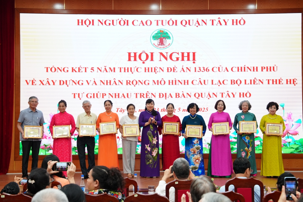 Tấm gương người cao tuổi Tây Hồ trong thời đại số