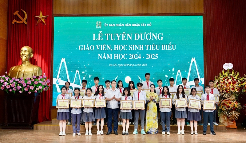 Tây Hồ: Vinh danh 138 giáo viên, học sinh tiêu biểu ngành Giáo dục năm học 2024 2025