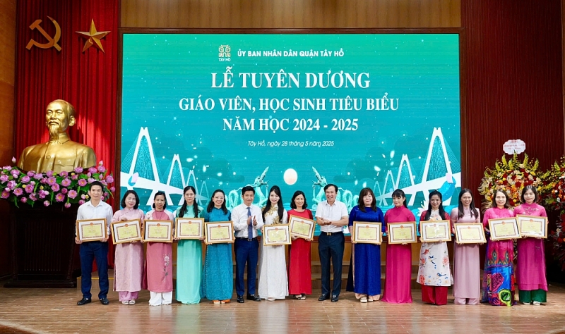 Tây Hồ: Vinh danh 138 giáo viên, học sinh tiêu biểu ngành Giáo dục năm học 2024 2025