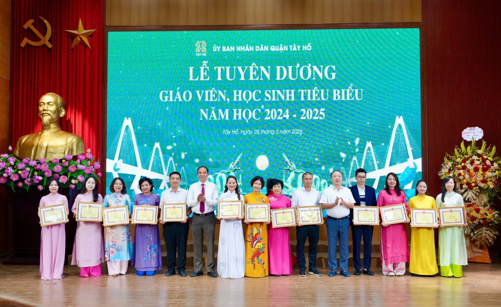 Tây Hồ: Vinh danh 138 giáo viên, học sinh tiêu biểu ngành Giáo dục năm học 2024-2025