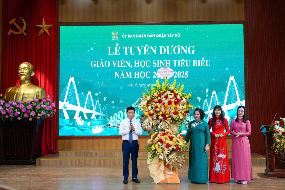 Tây Hồ: Vinh danh 138 giáo viên, học sinh tiêu biểu ngành Giáo dục năm học 2024-2025