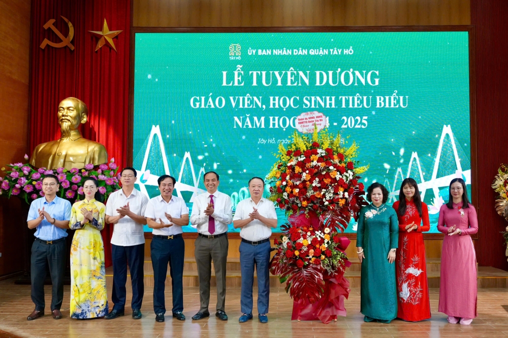 Tây Hồ: Vinh danh 138 giáo viên, học sinh tiêu biểu ngành Giáo dục năm học 2024-2025