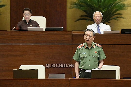 bo truong cong an to lam tra loi chat van cua dai bieu luu binh nhuong