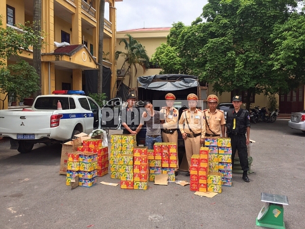 Dừng xe vượt tốc độ, Cảnh sát giao thông Bắc Giang phát hiện 300kg pháo lậu dung xe vuot toc do canh sat giao thong bac giang phat hien 300kg phao lau