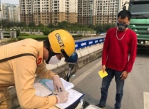 Khi nào CSGT được kiểm tra cốp xe, điện thoại, túi xách của người đi đường?