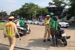 CSGT xử phạt nhiều lái xe công nghệ dùng điện thoại