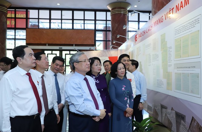 moi nha bao phai co ban linh chinh tri vung vang khong de tieu cuc chi phoi