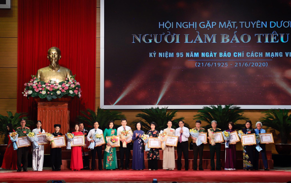 moi nha bao phai co ban linh chinh tri vung vang khong de tieu cuc chi phoi